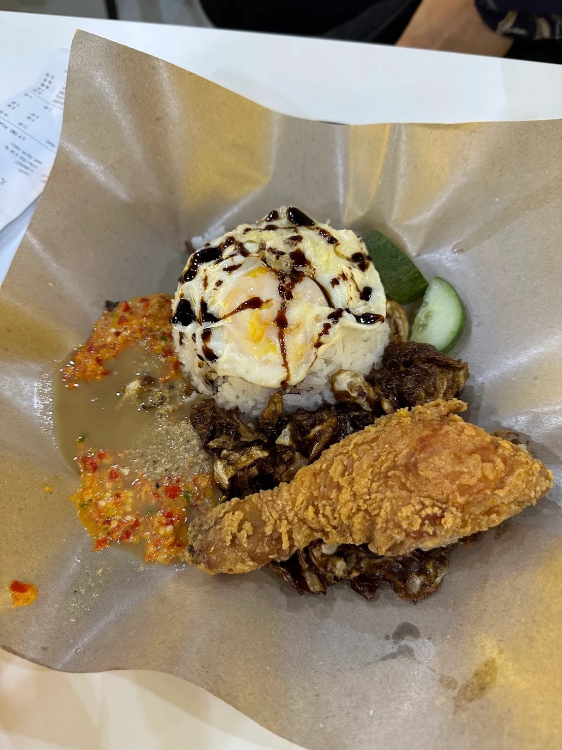 Foto ulasan pelanggan menunjukkan telur goreng yang lazat di atas nasi